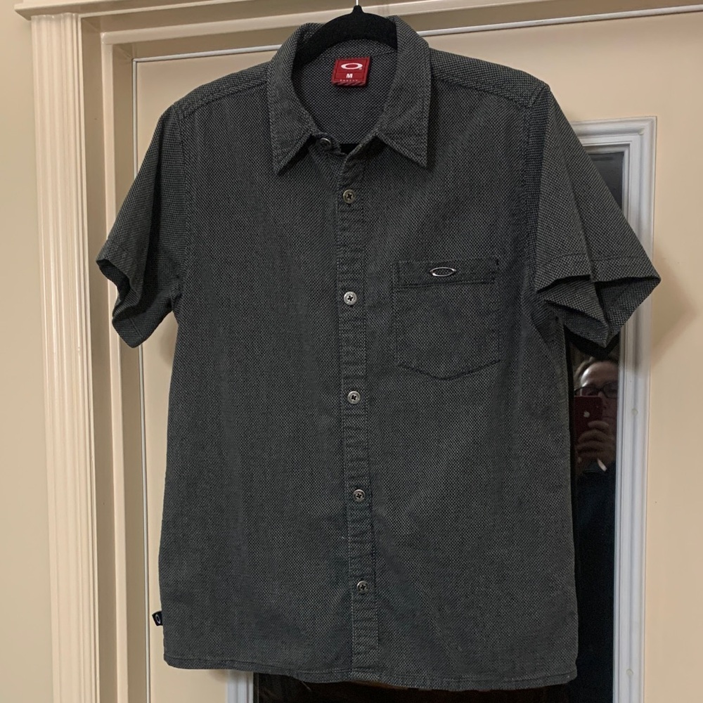 Y2K Vintage Oakley Metal Logo Men's Gray Short Sleeve Shirt NWOT